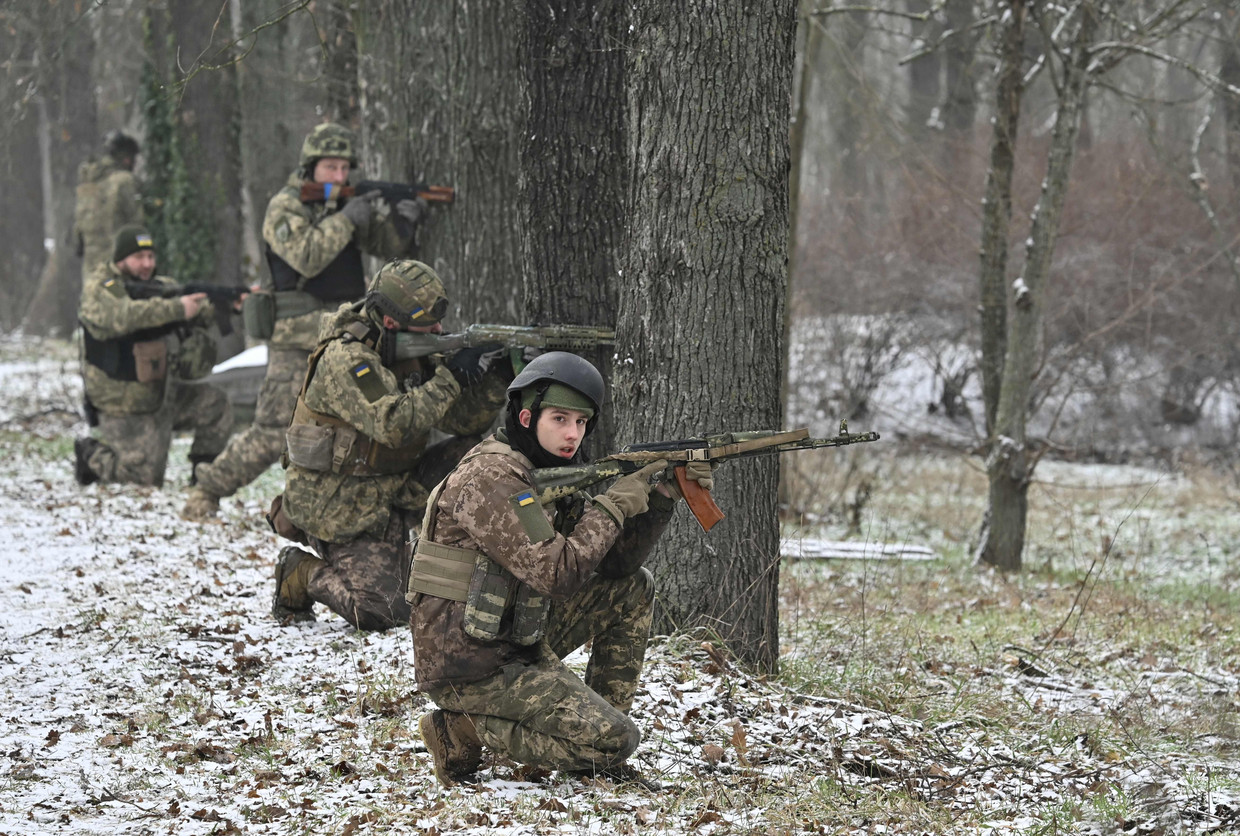 Oekraïense militairen in opleiding tijdens een trainingsmissie in Cherson.  Beeld AFP