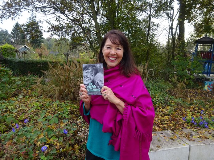 Schrijver Evelien Pullens presenteert in haar boek 'De vijfde dementie' over de intuïtieve band die tijdens de ziekte van haar moeder ontstond.