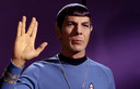 Leonard Nimoy als Mr. Spock in de originele 'Star Trek'-reeks. Hij toont hier de klassieke begroeting van zijn volk, de Vulcans.