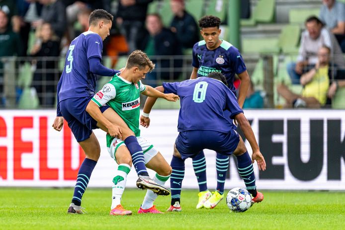 Jenson Seelt (links) in actie tegen FC Dordrecht. Fredrik Oppegard kijkt toe.