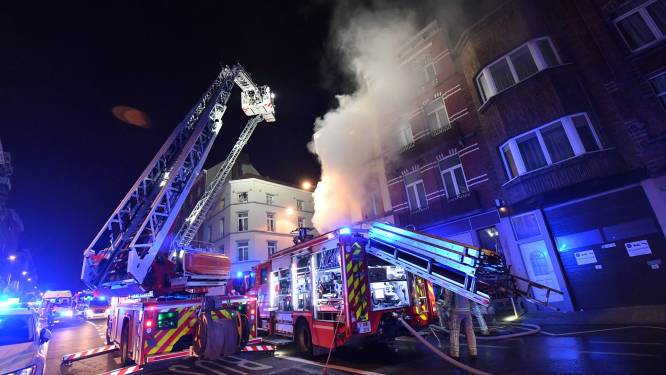 Hevige brand breekt uit in flatgebouw: vijf bewoners naar ziekenhuis