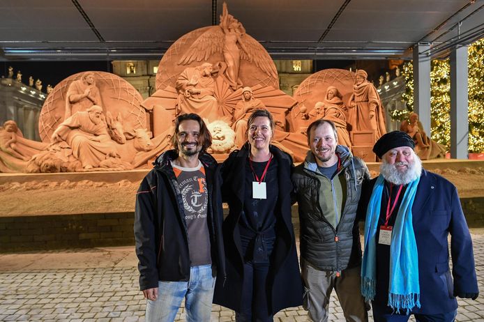 De vier makers van de zandsculptuur: Radovan Zivny, Susanne Ruseler, Ilya Filimontsev en Rich Varano.