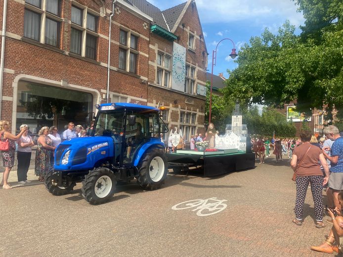 Folklorestoet brengt ambiance naar de stad | Aarschot | hln.be