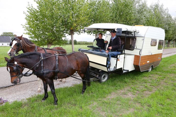 vangst kralen Archeoloog Voor de twintigste keer op vakantie met paard en wagen: 'We krijgen altijd  veel reacties' | Rivierenland | AD.nl