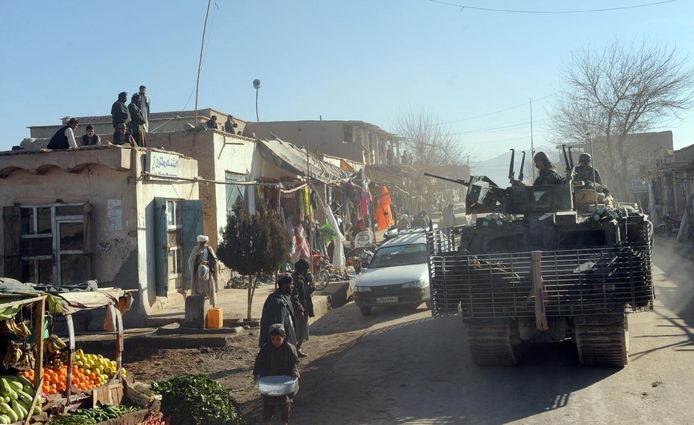 Tarin Kowt in Afghanistan toen Nederlandse soldaten er hun Kamp Holland hadden en er heer en meester waren. Nu wordt het stadje belegerd door de Taliban en staat het op het punt van vallen. Archieffoto