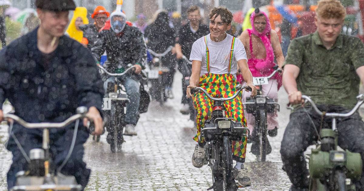 Teletubbies en boerinnen scheuren door Heinkenszand: ‘Nat tot op mijn onderbroek’