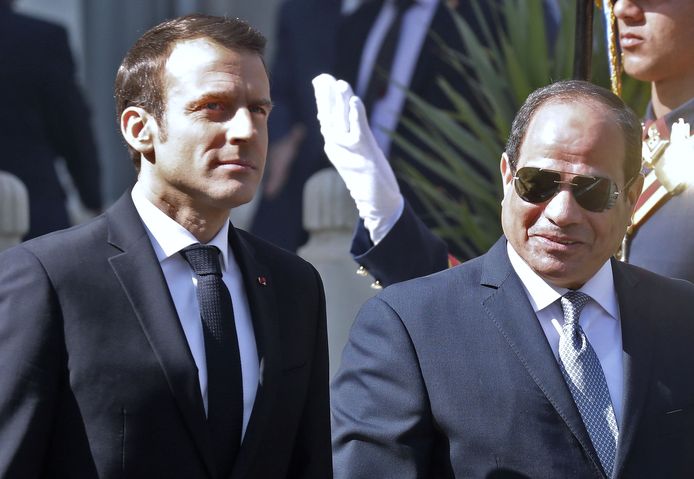 De Franse president Emmanuel Macron (links) en de Egyptische president Abdel Fattah al-Sissi (rechts)