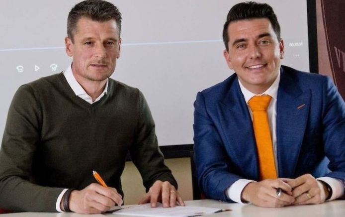 Hoofdtrainer Wim Jonk tijdens zijn presentatie bij FC Volendam met Jan Smit.