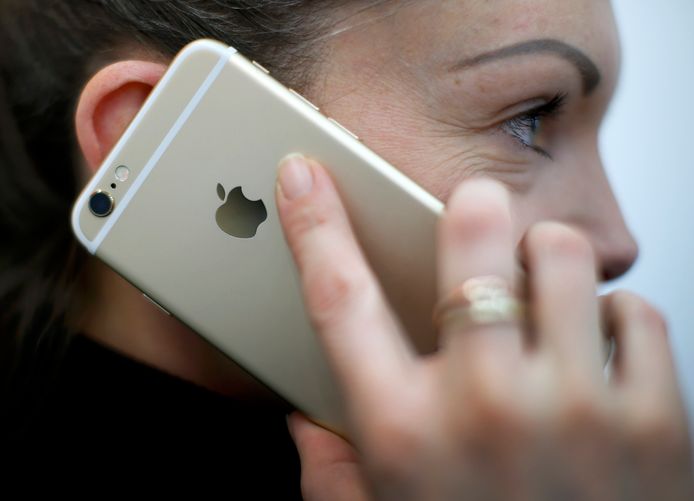 Apple vervangt de batterij van de iPhone met korting, ook als uit een diagnostische test blijkt dat het ding nog goed presteert. Hier belt een vrouw met de iPhone 6.