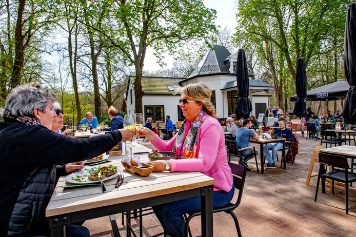 Moeder Elly van Gool kan haar kinderen Piet de Jong (l) en Alexandra Luyks eindelijk weer eens trakteren op een terrasje, voor het eerst bij Villa Vredelust.
