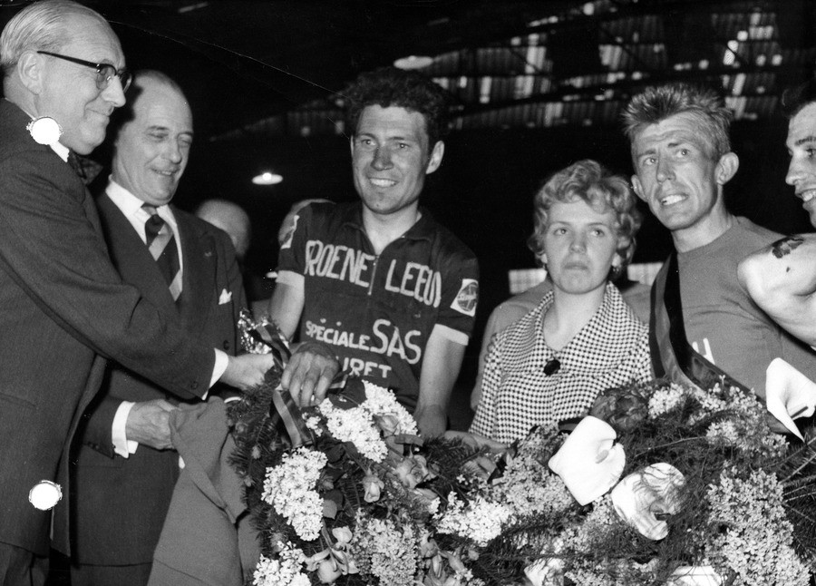 Waregem neemt afscheid van oudwielrenner Armand Desmet Foto hln.be