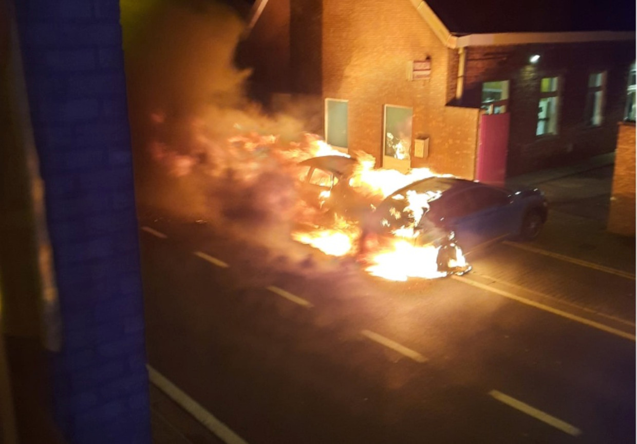 In Westkerke brandden drie wagens uit door vuurwerk. Beeld RV