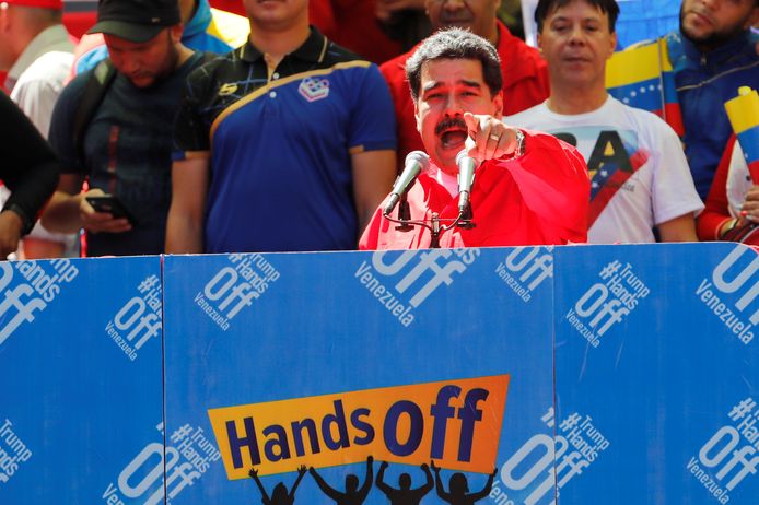 Venezuela's president Nicolas Maduro vandaag tijdens een rally in Caracas. Ondanks de chaos probeert hij de macht koste wat kost te behouden.