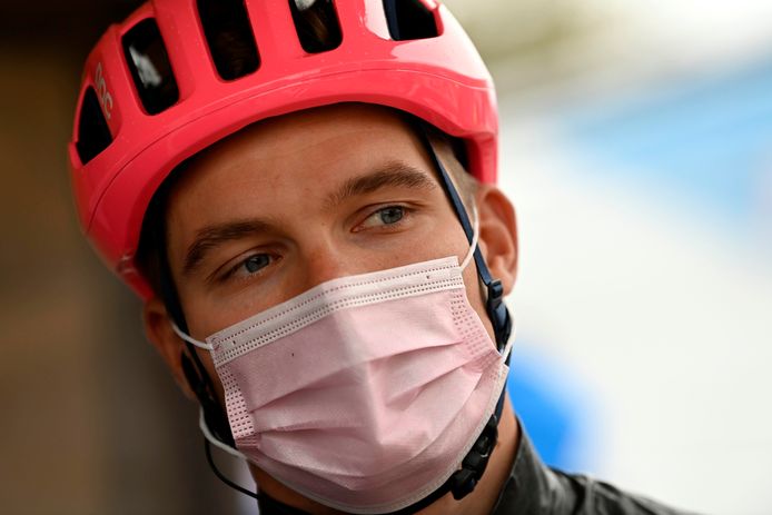Moreno Hofland mag na een laatste temperatuurcontrole en het inleveren van zijn 'negatieve' testformulier het startpodium op van Driedaagse Brugge-De Panne. De finish haalt hij niet.
