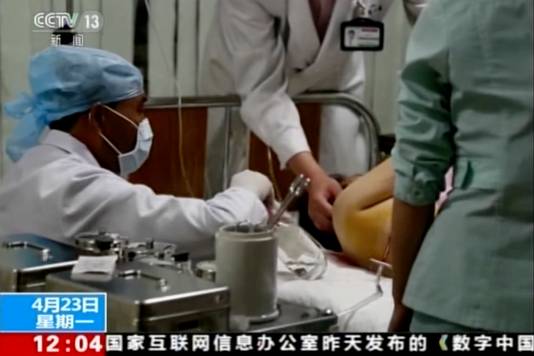 Op beelden van de Chinese staatstelevisie is te zien hoe gewonden worden behandeld in een ziekenhuis.