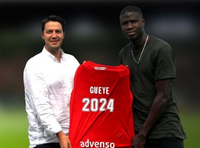 Gueye (met naast hem CEO Ganaye) is de nieuwe aanvaller van KV Oostende.