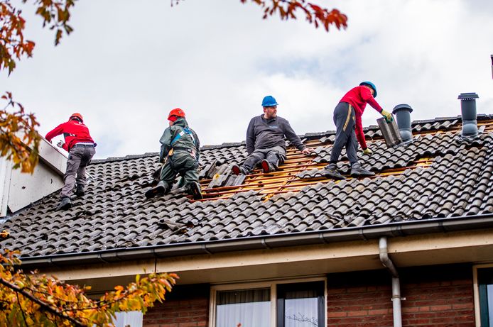 De tornado zorgde voor flink wat schade aan de daken in de Barendrechtse wijk Ter Leede. Binnen een halve dag waren de dagdekkers al aan het werk.