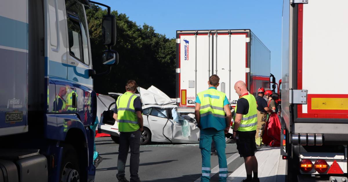 Vrouw overleden door botsing achterop vrachtwagen op A59.
