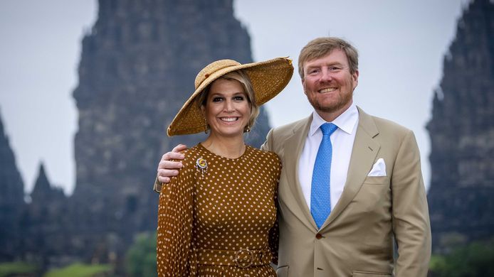 Koning Willem-Alexander en koningin Maxima poseren bij het Prambanan Tempelcomplex.