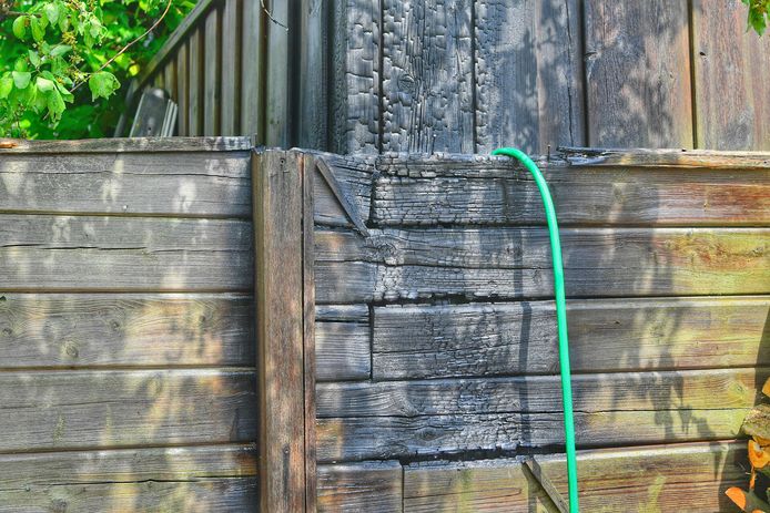 Bij het wegbranden van het onkruid in een tuin in Duizel is per ongeluk de schutting in brand gevlogen.