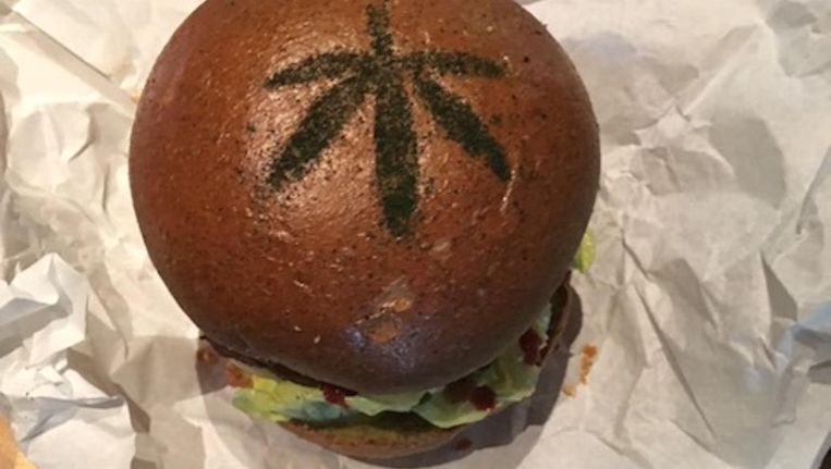 In de cannabisburger is cannabispoeder verwerkt, maar zonder de werkzame stof thc. Beeld ter Marsch  Co