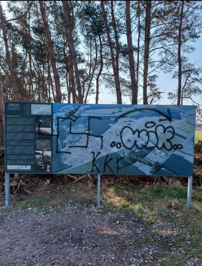 Hakenkruis op een bord bij Schijnvliegveld De Kiek