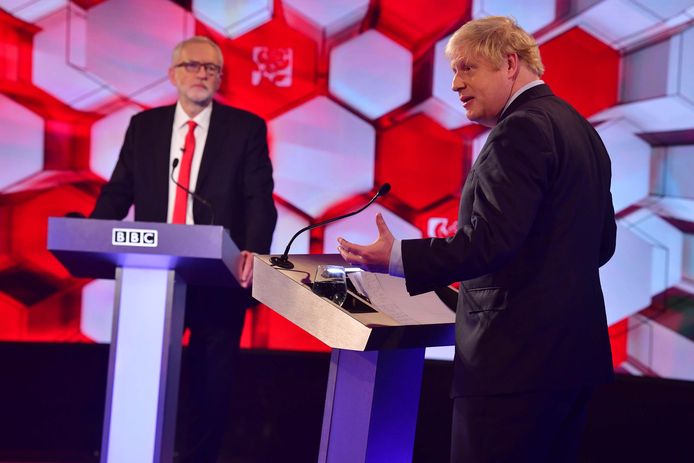 Premier Boris Johnson (rechts) en Labour-leider Jeremy Corbyn in debat.