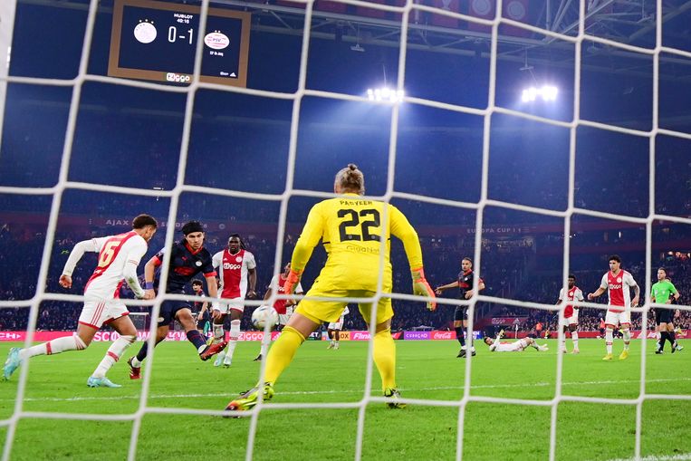 Ajax – Il PSV Eindhoven si trasforma in una lotta in gabbia senza gabbia