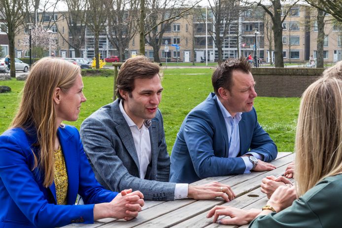 Maarten van Ooijen (midden) in april van dit jaar aan de onderhandelingstafel met GroenLinks en D66.