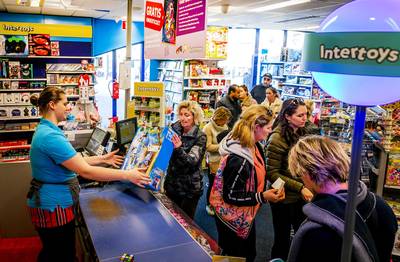 Nieuwe problemen Intertoys niet uitgesloten, bewaking ingezet