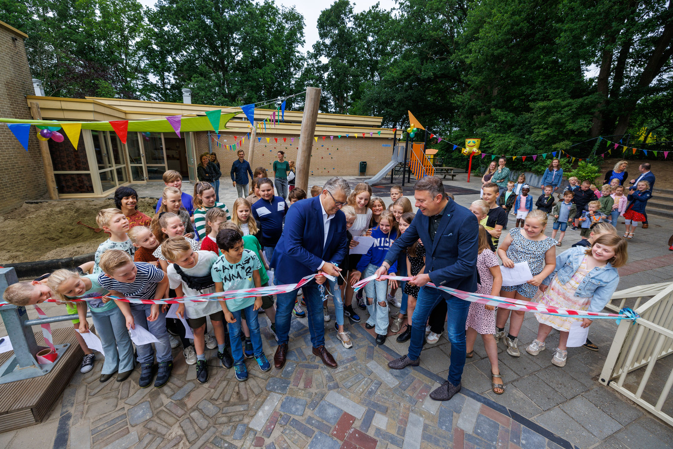 nieuw-schoolplein-staat-symbool-voor-noaberschap-in-ijhorst