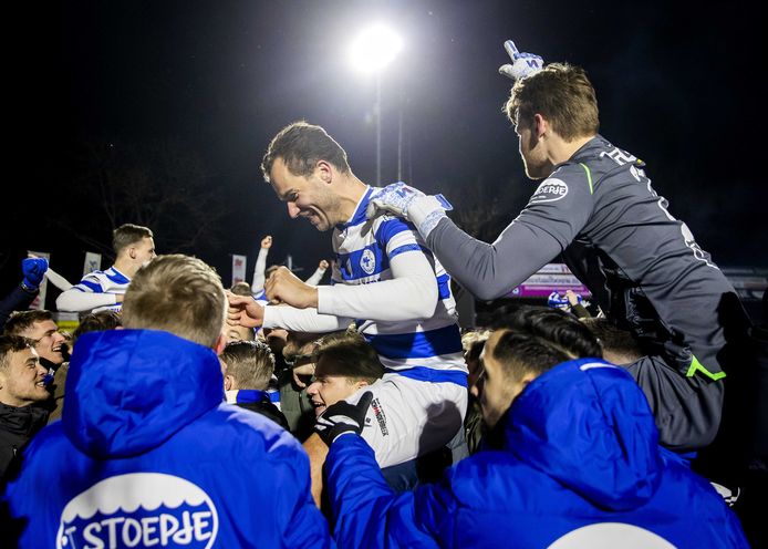 Koos Werkman en Alessandro Damen vieren de overwinning van Spakenburg in de achtste finale van de TOTO KNVB Beker op Katwijk.