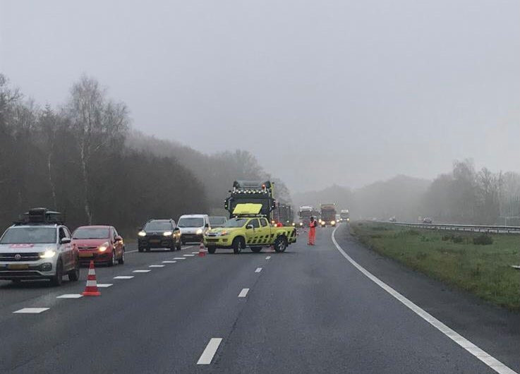 Na een motorongeluk op de A28 ter hoogte van Putten, moesten door Rijkswaterstaat twee rijstroken worden afgesloten. Het verkeer werd via de vluchtstrook langs het ongeluk geleid.