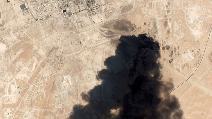 De aanval van gisteren viseerde twee installaties van de staatsoliereus in de oostelijke provincie Bugya. Het ging om de installaties van Abqaiq en Khurais. Het was de grootste aanval op de olie-infrastructuur van Saudi-Arabië tijdens het huidige conflict in Jemen.