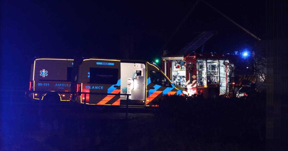 Zwaargewonde bij ernstig ongeval op boerderij in Overijssel, slachtoffer bekneld in machine.