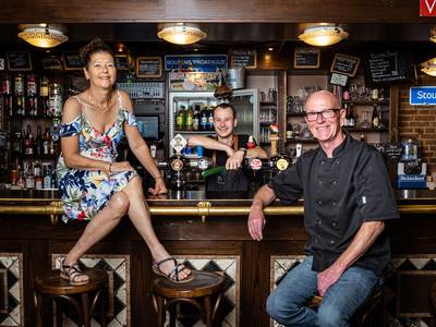Joery is pas 26, maar neemt nu al eetcafé van ouders over: 'Ik ga van Amstel naar Heineken'