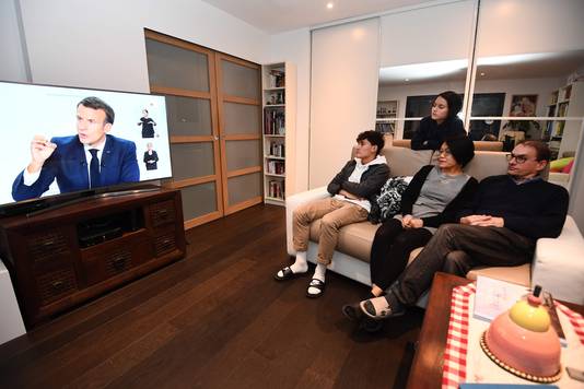 Een Frans gezin kijkt naar het televisieoptreden van president Emmanuel Macron.