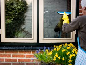 Aanpak wachtlijst huishoudelijke hulp wekt irritatie bij vakbond: ‘Het beroep wordt steeds zwaarder’