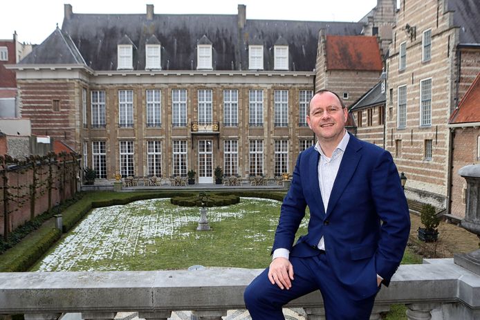 Wethouder Arjan van der Weegen  in de Franse tuin van het Markiezenhof