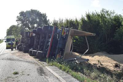 Vrachtwagen met veevoer kantelt op N322 in Zuilichem
