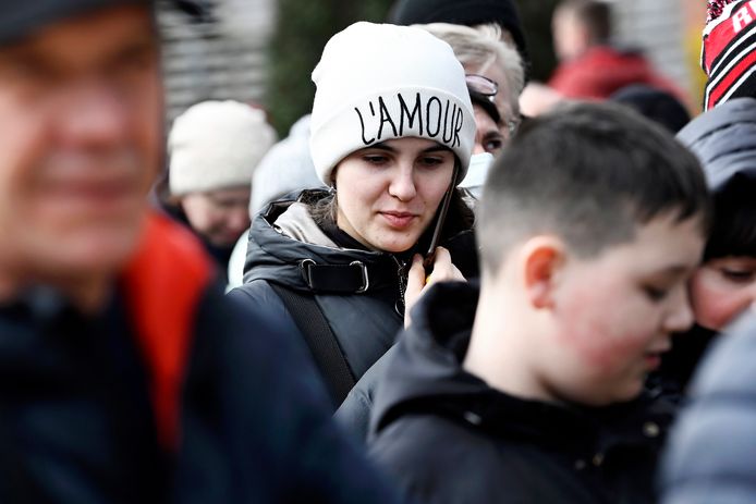 Des réfugiés ukrainiens faisant la queue ce mardi 15 mars devant le palais 8 du Heysel.