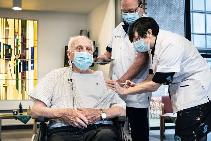 Jos Hermans, de eerste Vlaming die het coronavaccin kreeg.