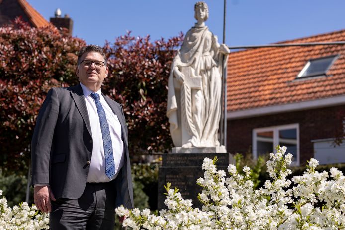 Ron de Leeuw bij het Monument voor de Gevallenen in Losser.