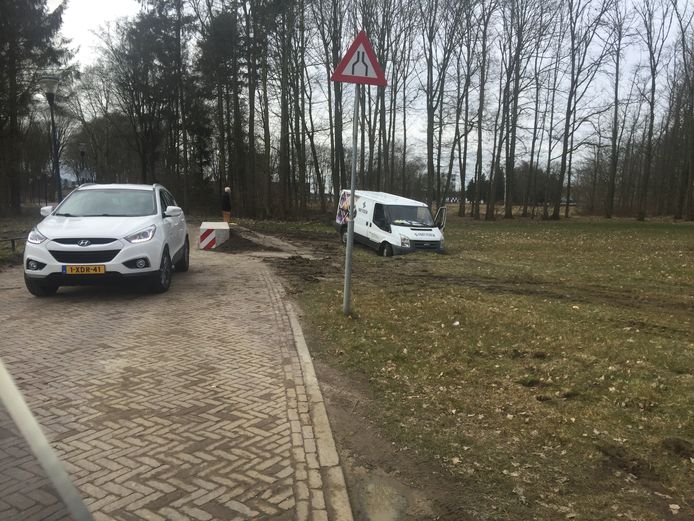 Een busje probeerde de wegversmalling in de Bosrand in Meerhoven te omzeilen maar reed zich vast in de modder.