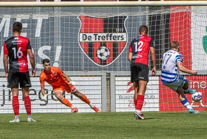 Devin Haen scoort de 1-1 voor De Graafschap tegen De Treffers.
