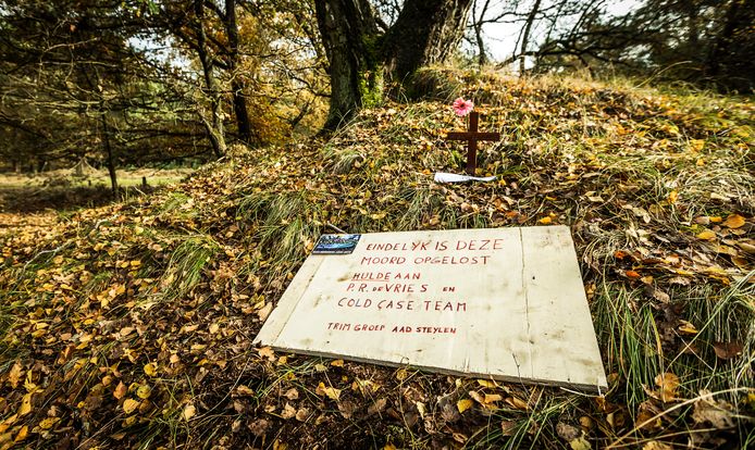 Een gedenkteken in natuurgebied de Posbank waar in 2003 de 44-jarige Alex Wiegmink verdween tijdens een rondje hardlopen