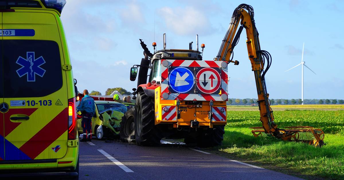 Auto en landbouwvoertuig in botsing op de Schagerweg in Middenmeer, traumahelikopter gealarmeerd