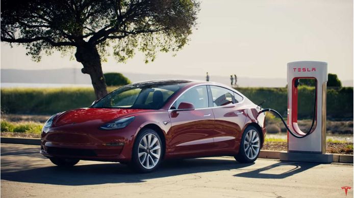 Tesla Model 3 bij een supercharger.