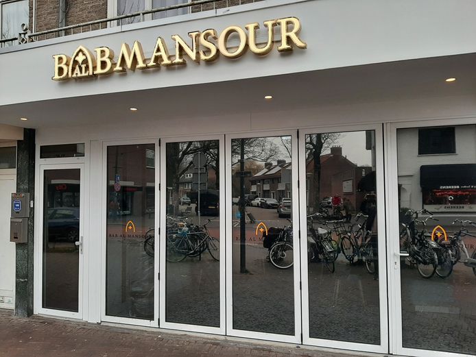 De voorgevel van het nieuwe Marokkaanse restaurant Bab Mansour, dat de deuren voorlopig gesloten houdt.