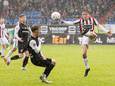 Niels van Berkel (rechts) had als basisdebutant een assist bij Willem II.
